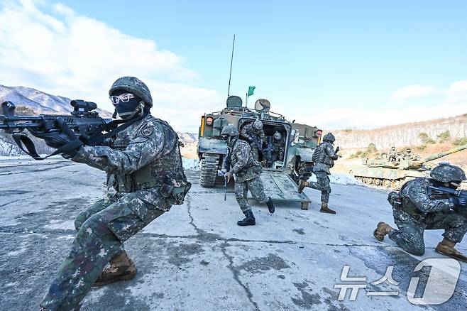 육군 수도기계화보병사단 전차대대TF 장병들이 6일 경기도 포천시 승진과학화훈련장에서 열린 올해 첫 '한미 연합합동 통합화력 실사격 훈련'에서 장갑차에서 하차해 목표고지를 점령하고 있다. (육군 제공. 재판매 및 DB 금지) 2025.3.6/뉴스1