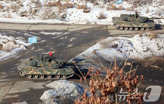 6일 오전 경기 포천시 승진훈련장에서 열린 2025년 전반기 한미연합 수도기계화보병사단(수기사) 통합화력 실사격 훈련에서 K1A2 전차가 기동하고 있다. 2025.3.6/뉴스1 ⓒ News1 사진공동취재단