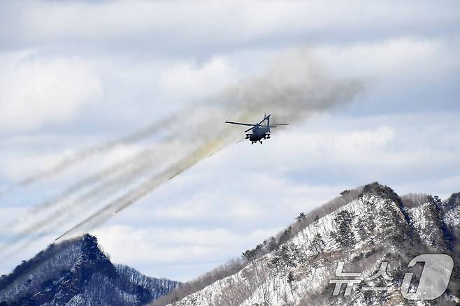 육군항공사령부 소속 AH-64E 아파치 공격헬기가 6일 경기도 포천시 승진과학화훈련장에서 열린 올해 첫 '한미 연합합동 통합화력 실사격 훈련'에서 복합장애물지대 인근의 적을 기관포와 로켓으로 격멸하고 있다. (육군 제공. 재판매 및 DB 금지) 2025.3.6/뉴스1