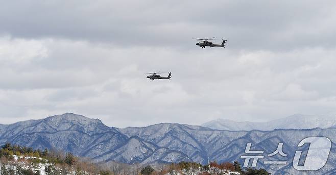 육군항공사령부 소속 AH-64E 아파치 공격헬기가 6일 경기도 포천시 승진과학화훈련장에서 열린 올해 첫 '한미 연합합동 통합화력 실사격 훈련'에서 복합장애물지대 인근의 적을 기관포와 로켓으로 격멸하고 있다. (육군 제공. 재판매 및 DB 금지) 2025.3.6/뉴스1