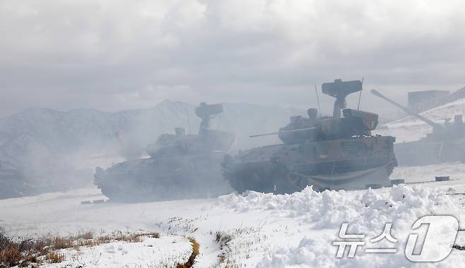 육군 수도기계화보병사단 비호복합이 6일 경기도 포천시 승진과학화훈련장에서 열린 올해 첫 '한미 연합합동 통합화력 실사격 훈련'에서 가상의 적 전투기와 드론을 요격하고 있다. (육군 제공. 재판매 및 DB 금지) 2025.3.6/뉴스1