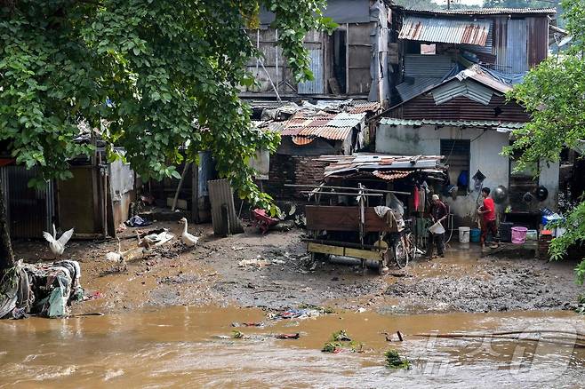 5일(현지시간) 자카르타에서 심각한 홍수가 발생, 주민들이 피해를 입은 집을 청소하고 있다. 2025.3.6 ⓒ AFP=뉴스1