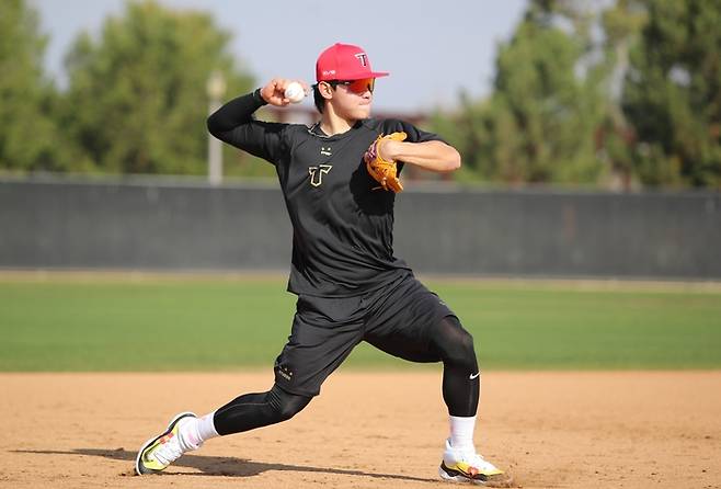 KIA 김도영이 미국 캘리포니아주 어바인에서 진행하고 있는 2025 스프링캠프에서 수비 훈련을 하고 있다. 사진 | KIA 타이거즈
