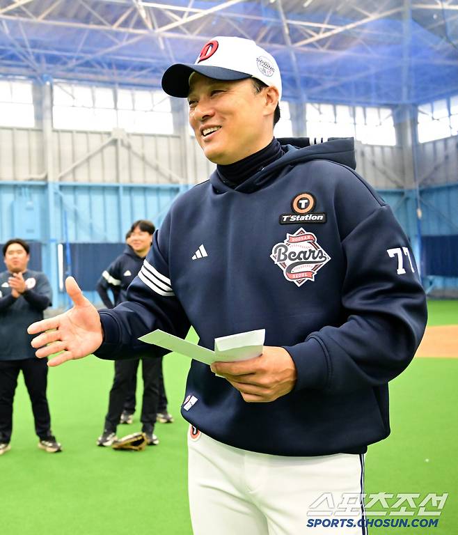 3일 일본 미야자키 소켄스타디움에서 열린 두산 베어스의 훈련. 이승엽 감독이 선수들을 격려하고 있다. 미야자키(일본)=박재만 기자pjm@sportschosun.com/2025.03.03/