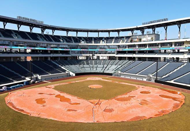 한화이글스의 새로운 보금자리가 될 대전 한화생명 볼파크가 공사 3년 만인 5일 공식 개장했다. 지하 2층~지상 4층, 관람석 2만7000석 규모로 조성됐다. 국내 최초 좌우 비대칭 그라운드와 높이 8m 몬스터 월, 복층형 불펜 등이 도입돼 대전의 새로운 스포츠·문화 랜드마크로 자리 잡을 전망이다. /신현종 기자