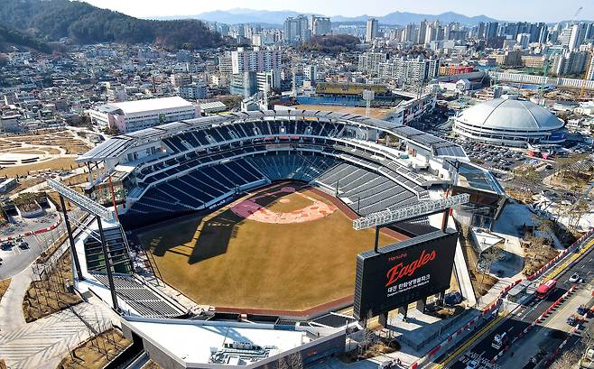 Hanwha Life Ballpark, the new home of the Hanwha Eagles this season, was unveiled to the public at its opening ceremony on the 5th. The ballpark's asymmetrical design features the striking 8-meter-high "Monster Wall" in right field. /Shin Hyun-jong