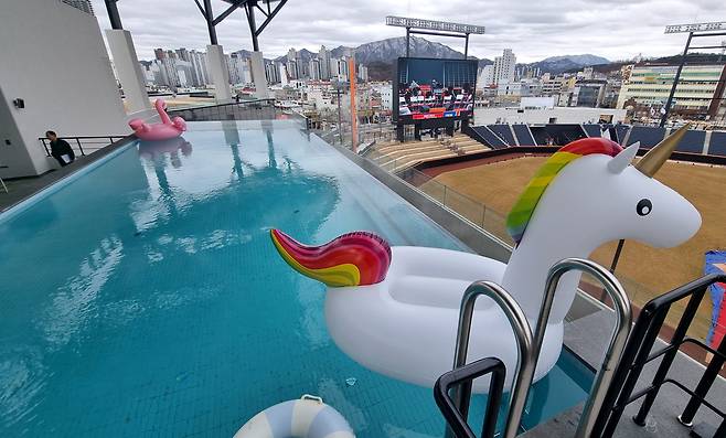 The infinity pool at Hanwha Life Ballpark, the first ever installed in a baseball stadium. /Shin Hyun-jong