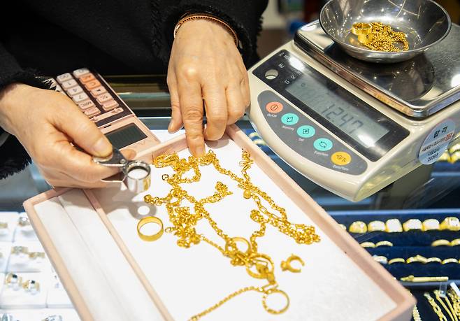 금값이 '금값'이 된 가운데 지난 4일 오후 서울 종로구의 한 귀금속 상가에서 손님이 팔려고 가져온 금붙이를 감정하는 모습./ 조인원 기자