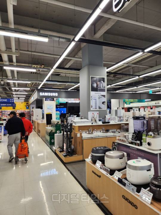 6일 서울 강서구 홈플러스 내 가전 매장에서 고객이 매장을 둘러보고 있다.