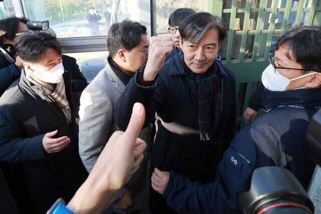 자녀 입시 비리와 청와대 감찰 무마 등 혐의로 기소돼 징역 2년형이 확정된 조국 전 조국혁신당 대표가 12월16일 오전 경기 의왕시 서울구치소 앞에서 수감되기 전 지지자들에게 주먹을 쥐어 보이고 있다. 정용일 선임기자 yongil@hani.co.kr