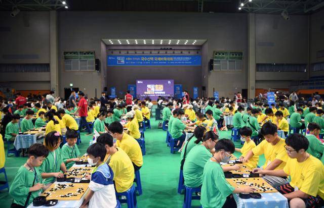 지난 2023년 7월 전남 강진 실내체육관에서 열린 ‘제9회 전라남도 국수산맥 전국청소년 바둑대회’에 출전한 참가자들이 대국을 벌이고 있다. 한국기원 제공