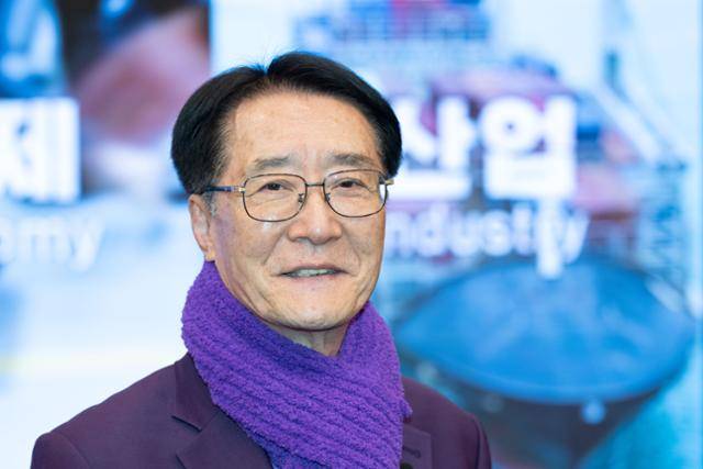 2025 미지답 전남 포럼이 열린 5일 박우량 전남 신안군수가 국회도서관 대강당에서 전국 최로 햇빛·바람연금에 대해 설명하고 있다. 이한호 기자