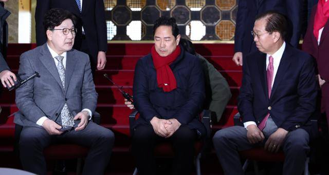 국민의힘 권영세(오른쪽) 비상대책위원장과 권성동(왼쪽) 원내대표가 6일 서울 여의도 국회 로텐더홀에서 마은혁 헌법재판관 후보자 임명을 반대하며 무기한 단식 농성 중인 박수영 의원을 찾아 대화하고 있다. 뉴스1