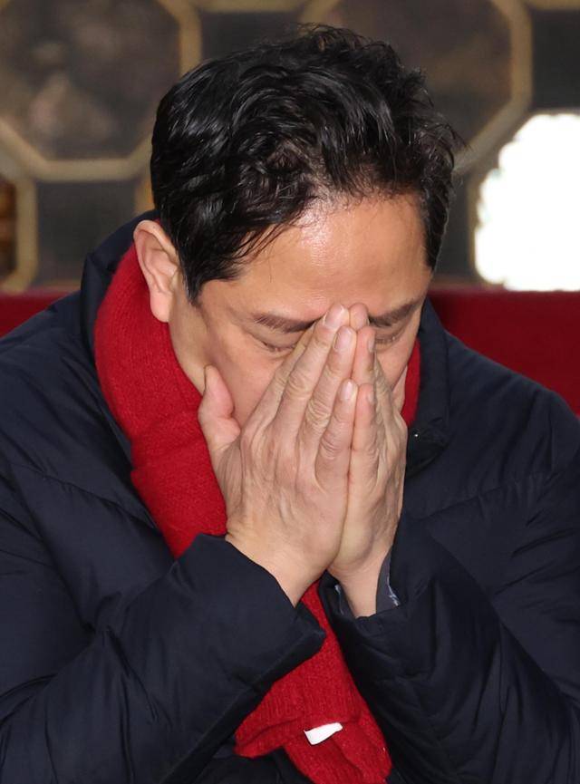 박수영 국민의힘 의원이 6일 서울 여의도 국회 로텐더홀에서 '마은혁 헌법재판관 후보자 임명 반대'를 촉구하며 무기한 단식 농성 중 피곤한 듯 잠시 눈을 감고 있다. 뉴시스