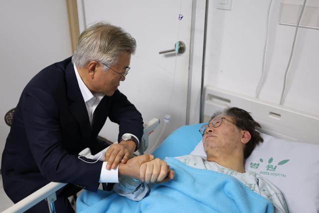 문재인 전 대통령이 지난 2023년 8월 서울 중랑구 녹색병원을 찾아 단식 투쟁을 하다 입원한 이재명 더불어민주당 대표를 위로하고 있다. 한국일보 자료사진
