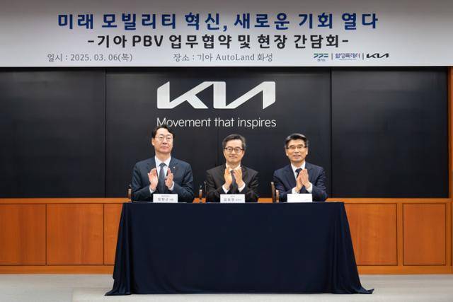 송호성(맨 오른쪽) 기아 사장이 김동연(가운데) 경기도지사와 정명근 화성특례시장과 6일 오토랜드 화성에서 'PBV 기반 미래 모빌리티 산업 생태계 조성을 위한 업무 협약(MOU)'을 맺고 기념 촬영을 하고 있다. 기아 제공