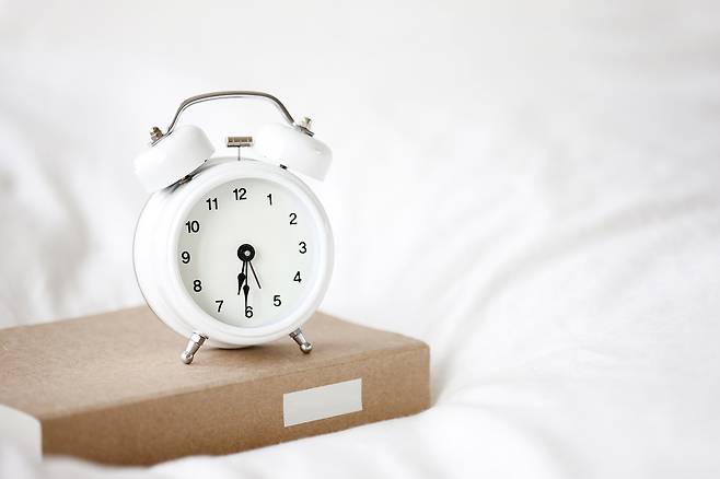 미국 수명 연구 권위자가 장수의 비결로 모든 식사를 12시간 안에 끝낸다는 '12시간의 법칙'을 제시했다./사진=클립아트코리아