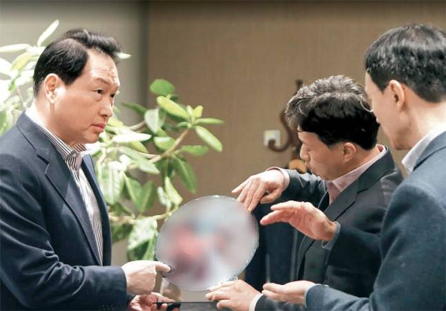 최태원 SK 회장이 지난 2024년 SK하이닉스 이천캠퍼스를 찾아 HBM 현황을 점검하고 있다. SK 제공