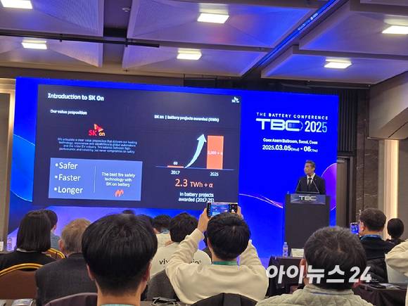 김상진 SK온 온 N/F제품개발실장 부사장이 5일 서울 강남구 코엑스에서 열린 '인터배터리 2025'의 '더 배터리컨 퍼런스'에서 발표하고 있다. [사진=김종성 기자]
