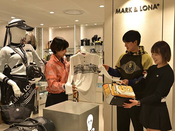 고객이 롯데백화점 부산본점 ‘마크앤로나’ 매장에서 상품을 둘러보고 있다. [사진=롯데쇼핑]