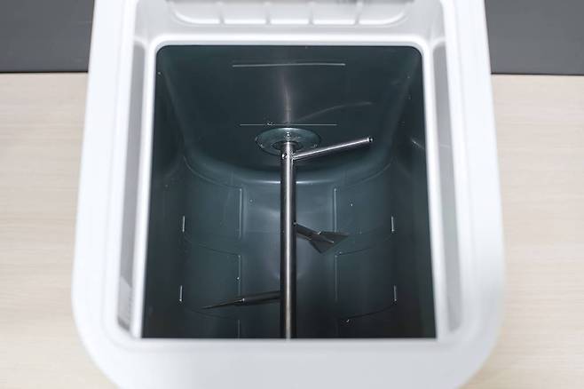 미생물은 완전히 비우는 게 아니라 내부 안쪽의 아랫 선(최소)까지만 퍼내고, 윗선(최대치)가 되면 삽으로 퍼내어 처리하는 방식이다 / 출처=IT동아