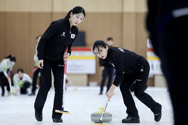 경기도청 김수지(오른쪽)가 김민지 조언을 들으며 스위핑을 하고 있다. 전민규 기자.