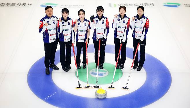 신동호(왼쪽) 감독과 설예은, 김수지, 김은지, 설예지, 김민지(왼쪽부터). 전민규 기자