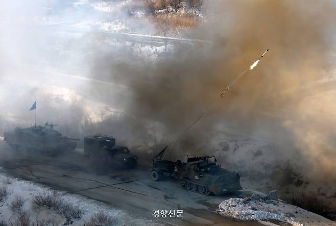 6일 오전 경기 포천시 승진훈련장에서 열린 2025년 전반기 한미연합 수도기계화보병사단(수기사) 통합화력 실사격 훈련에서 KM9 에이스 공병차량이 지뢰제거를 위해 미클릭을 발사하고 있다. 2025.03.06. 사진공동취재단