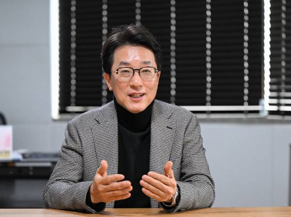 고정민 복음의전함 이사장. 신석현 포토그래퍼