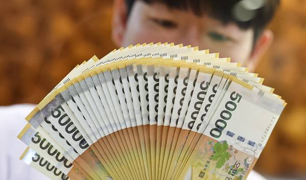 ▲ 서울 중구 하나은행에서 직원이 5만 원권을 펼쳐보이는 모습. ⓒ연합뉴스