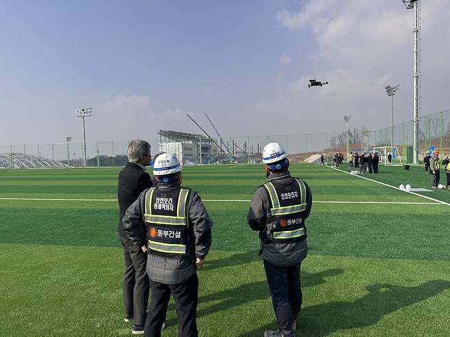 동부건설이 시공하는 ‘대한민국 축구종합센터 신축공사’ 현장에서 현장 직원이 드론 비행을 시연하고 있는 모습. <동부건설>