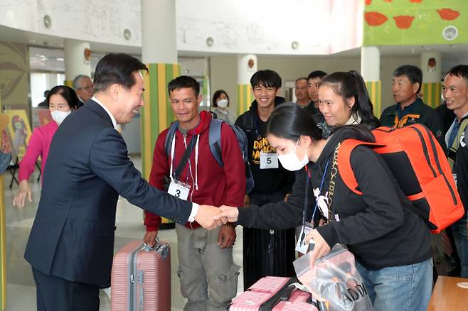 권기창 안동시장(왼쪽)이 계절근로자 입국을 환영하고 있다./사진제공=경북 안동시