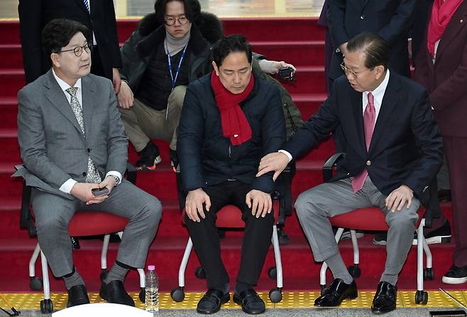 권영세 국민의힘 비대위원장(오른쪽)과 권성동 원내대표(왼쪽)가 6일 오전 서울 여의도 국회 로텐더홀에서 마은혁 헌법재판관 임명에 반대하는 단식농성을 하고 있는 박수영 의원을 찾아 단식 중단을 권하고 있다. 이상섭 기자