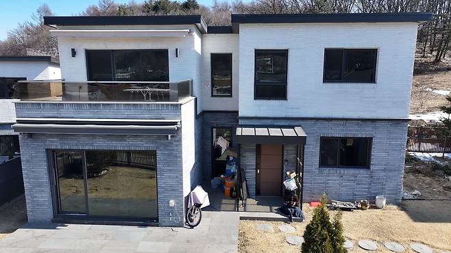 2022년 4월 준공된 신축 단독주택. 외관상으로도 새 건물이다.  이건욱 PD