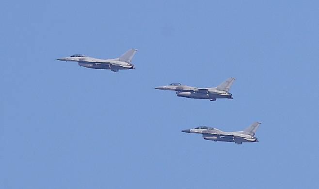 6일 오전 경기도 포천시 승진훈련장에서 열린 2025년 전반기 한미 연합 통합화력 실사격 훈련에서 KF-16이 기동하고 있다. [사진공동취재단]