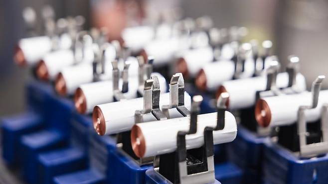 [서울=뉴시스] 포르쉐가 최근 인수한 배터리 제조사 'V4스마트'가 제조한 고성능 원통형 배터리 제품 모습. (사진=포르쉐 제공) 2025.03.05 photo@newsis.com *재판매 및 DB 금지