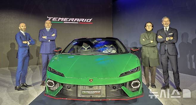 [서울=뉴시스] 박현준 기자 = 스테판 윙켈만(오른쪽부터) 오토모빌리 람보르기니 회장 겸 CEO와 조현범 한국타이어앤테크놀로지 회장이 6일 서울 광진구 파이팩토리 스튜디오에서 만나 타이어 납품 관련 사안을 논의한 뒤 이날 공개된 신형 플러그인 하이브리드 슈퍼 스포츠카 '테메라리오(Temerario)'와 함께 기념사진을 촬영하고 있다. 2025.03.06 parkhj@newsis.com