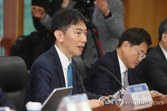 (서울=연합뉴스) 류효림 기자 = 이복현 금융감독원장이 5일 서울 여의도 금융투자협회에서 열린 금융감독원장 - 증권회사 CEO 간담회에서 인사말을 하고 있다. 2025.3.5 ryousanta@yna.co.kr 연합뉴스