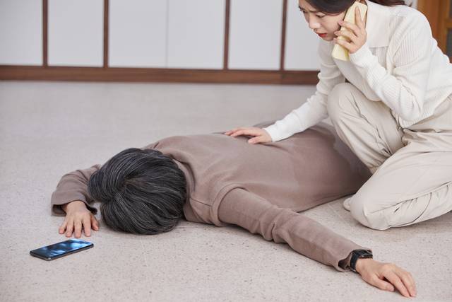 비친족가구의 경우 응급상황에 도움을 받는 등 ‘상호돌봄’의 장점이 있으나, 법적 가족이 아니면 수술 동의·임차권 승계·공공임대주택 입주 등이 안된다. 게티이미지뱅크