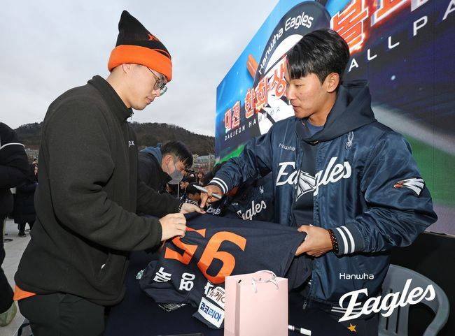 한화 황영묵(오른쪽)이 5일 대전 한화생명볼파크 개장식에서 팬에게 사인을 하고 있다. /한화 이글스 제공