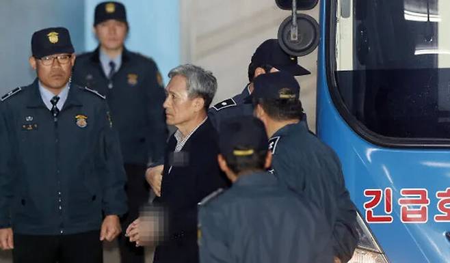 2017년 11월 사이버사 여론조작 혐의로 재판 받으러 가는 김관진 전 장관