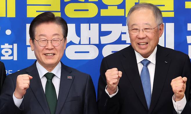 이재명(왼쪽) 더불어민주당 대표와 류진 한국경제인협회 회장이 5일 오후 서울 여의도 국회에서 열린 경제 활성화를 위한 더불어민주당-한국경제인협회 민생경제간담회에서 기념촬영하고 있다. 뉴시스