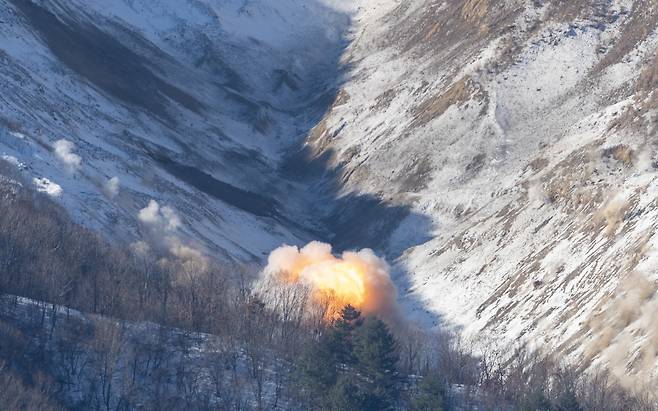 1월 강원도 필승 사격장에서&nbsp;전투기가 투하한 MK-82 폭탄이 폭발하고 있다. 출처=미 공군