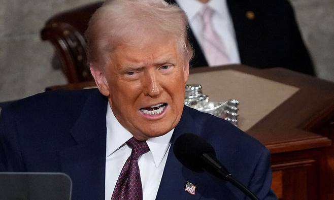 도널드 트럼프 미국 대통령이 4일(현지시간) 연방의회 상하 양원 합동회의에서 의원들을 상대로 연설하고 있다. AP연합뉴스