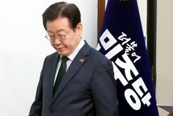 이재명 더불어민주당 대표가 3월 5일 오전 서울 여의도 국회에서 열린 최고위원회의에 참석하고 있다. [뉴시스]