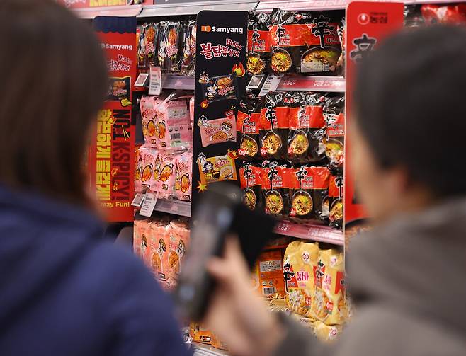 지난달 13일 서울 시내의 한 대형마트 라면 판매대에 신라면 등 농심의 제품들이 진열돼 있는 모습 ⓒ연합뉴스