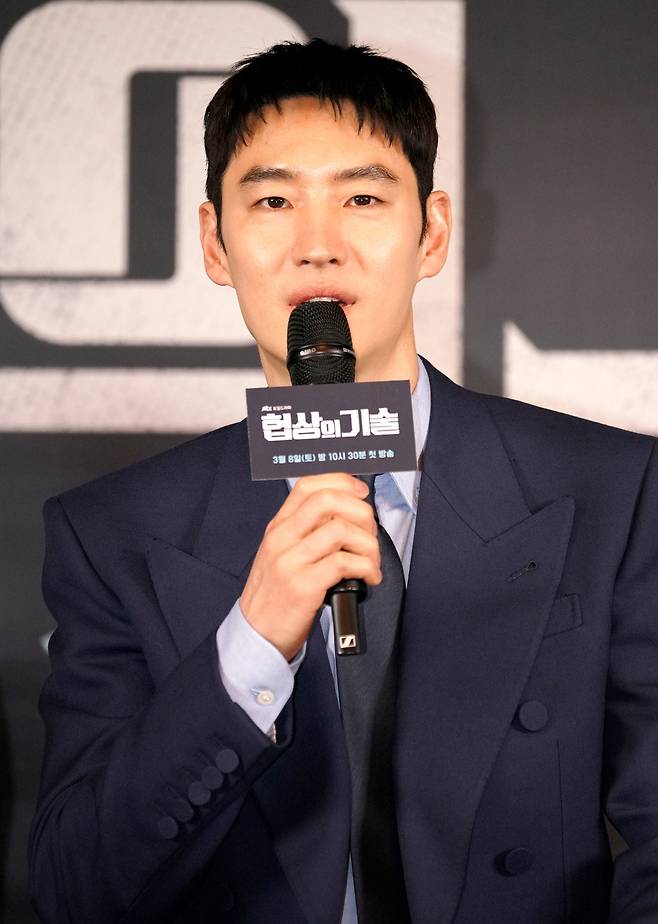 배우 이제훈이 6일 오후 서울 신도림 라마다호텔에서 열린 JTBC 새 주말극 ‘협상의 기술’ 제작발표회에 참석해 발언하고 있다. 사진 JTBC