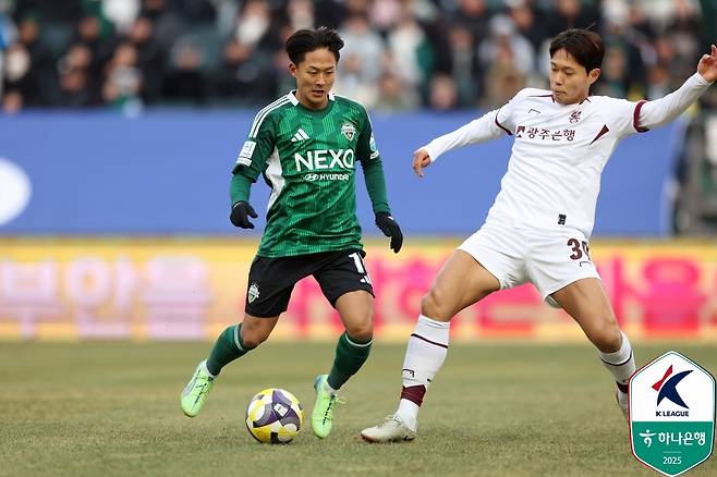 전북이 27일 공식 채널을 통해 다가오는 3월 6일 오후 7시 예정된 시드니FC(호주)와의 아시아축구연맹(AFC) 챔피언스리그 2(ACLT) 8강 1차전 홈구장이 전주월드컵경기장에서 용인미르 스타디움으로 변경됐다고 알렸다.&nbsp;한국프로축구연맹