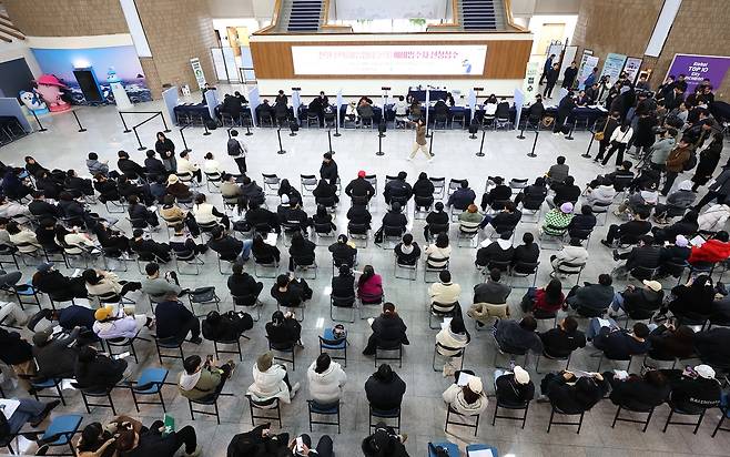 인천시 '천원주택' 예비입주자 신청 접수 (인천=연합뉴스) 임순석 기자 = 6일 인천시청 중앙홀에 마련된 천원주택 접수처에서 예비 입주자들이 접수를 하고 있다. 2025.3.6
soonseok02@yna.co.kr