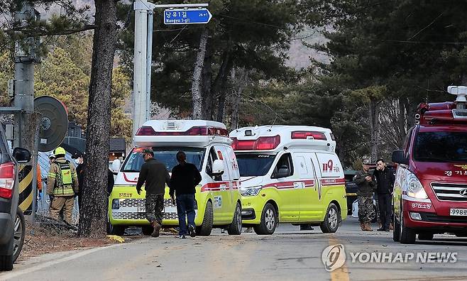 포탄 낙하 사고, 대기 중인 구급차 (서울=연합뉴스) 경기 포천시 이동면 노곡리에서 민가에 포탄이 떨어진 6일 마을 일대에 구급차가 대기하고 있다. 2025.3.6 [사진공동취재단] photo@yna.co.kr